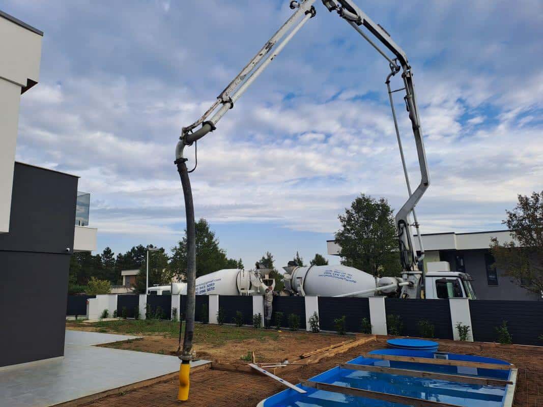 Természetes hatású medence