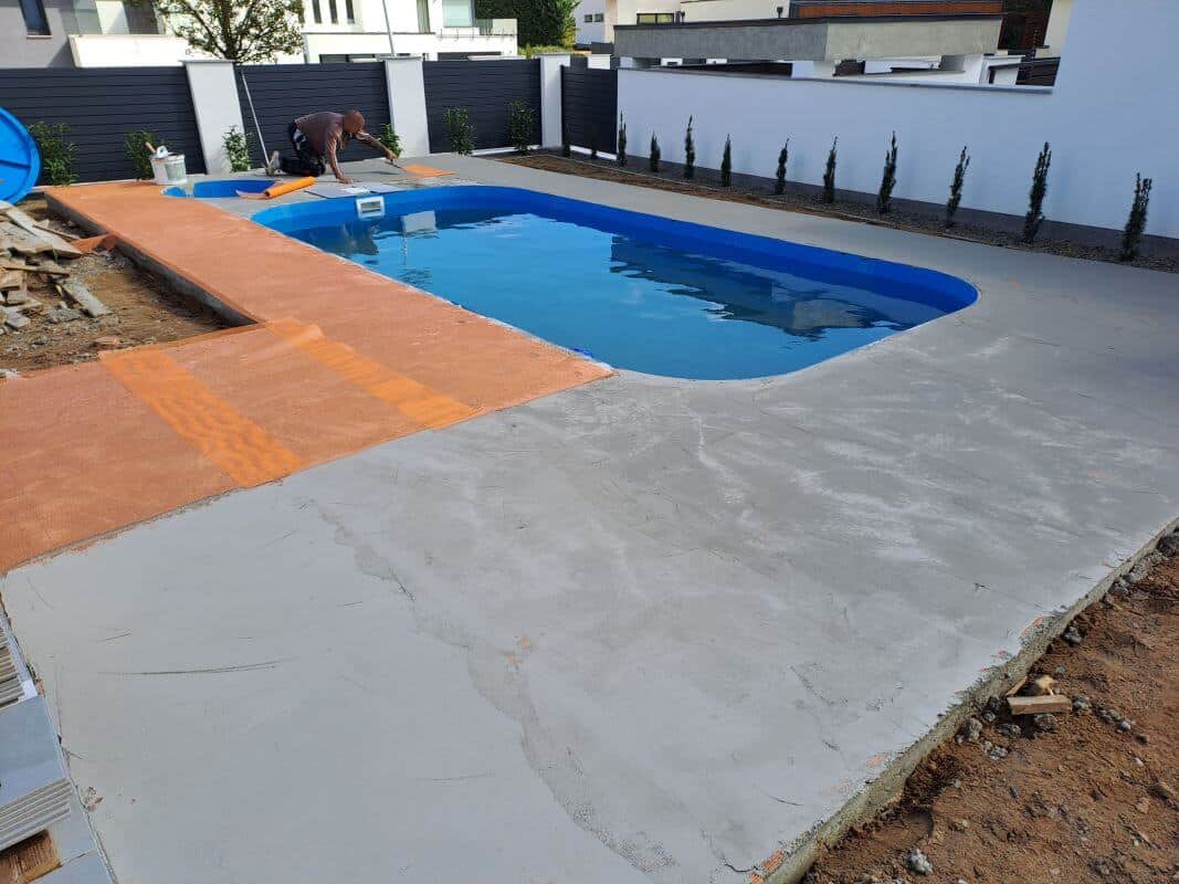 Lapszegélyes medence