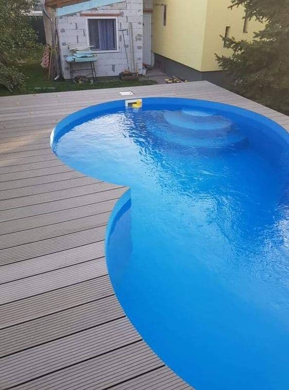 Medence és terasz egységben